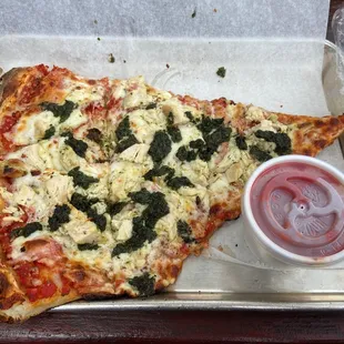 pesto and chicken pizza with red sauce