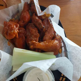 chicken wings and fried chicken, bbq wings, chicken wings, bbq chicken, poultry, fried chicken, chicken, fried chicken wings, food