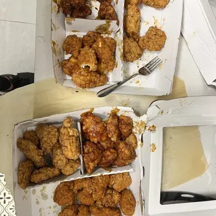 Looks how dry these wings are.  The top right is jammin jalapeño, NO SAUCE! The bottom wings spicy garlic no SAUCE !!! It&apos;s truly pathetic