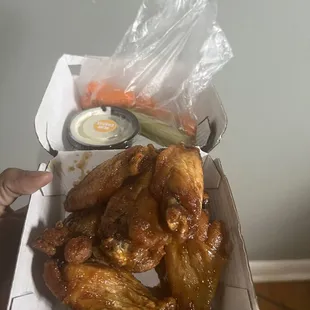 6 Wings Bone In Gardner Sauce Sauce with Veggies