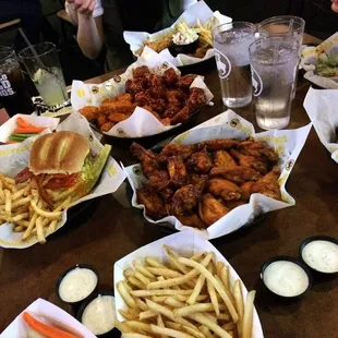 food, chicken wings and fried chicken