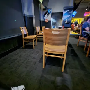 Can we get a server been sitting for 20 mins.....60 mins wait time for food wtf.