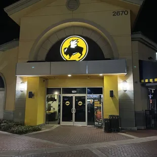 Come for the drinks but skip the wings!