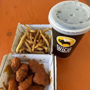 food, chicken wings and fried chicken