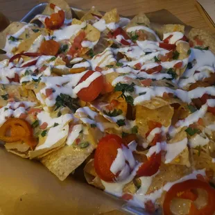 a tray of nachos