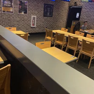 Open tables at 7:00pm while people are quoted an hour wait.