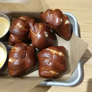 The &quot;everything pretzel knots