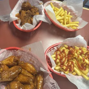 Lemon Pepper Medium &amp; Mild wings and fry lunch special