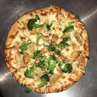 Ultimate Pizza .. chicken broccoli alfredo