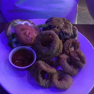 Cheeseburger with onion rings
