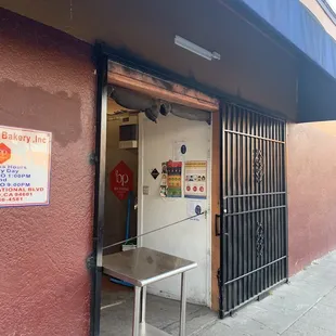 Walk up to open door to order. Very Covid safe.