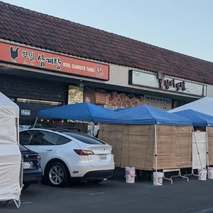 the outside of a restaurant