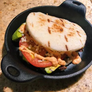 Arepa Pollo Tomate aguacate salsa rosada