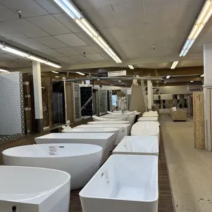 a row of bathtubs in a store