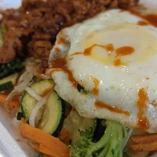 Spicy Pork Bibimbap with a fried egg IG: @barriegudfood