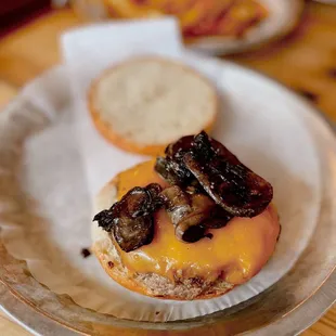 Make your own: Cheddar cheeseburger with mushroom   IG: Cereus_eats