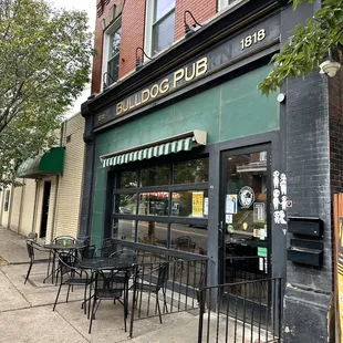 the outside of a restaurant