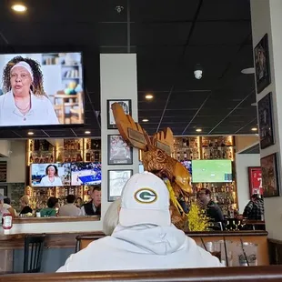 I had to look at this guys head for 15 minutes while the staff completely made no effort to acknowledge me or look at me