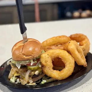 Cheeseburger w/ onion rings