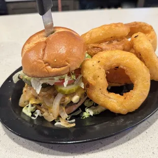 Cheeseburger w/ onion rings