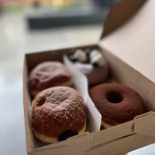 You can fit 4 donuts in a box.