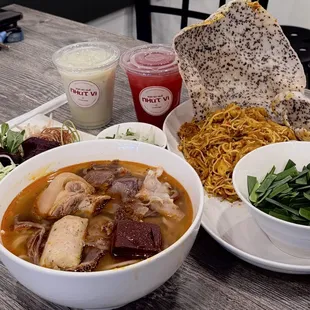 Bún bò huế, bún lòng xào nghệ