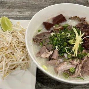 Cháo Lỏng (Rice porridge with pork intestines)