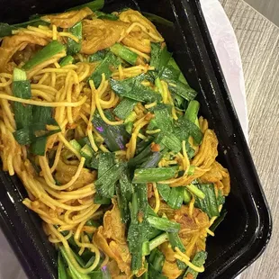 Bún lòng xào nghệ    stir fried pork intestines with turmeric