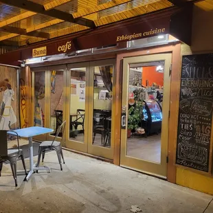 the outside of the restaurant