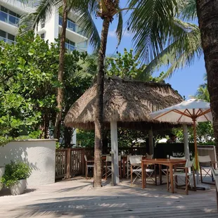 an outdoor dining area