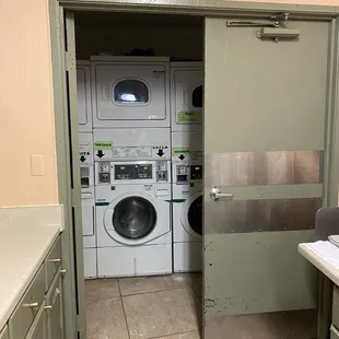 Hostel Cat Las Vegas: Communal Kitchen &amp; Laundry area