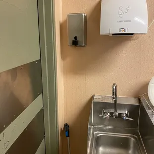 Hostel Cat Las Vegas: Kitchen Hand washing station