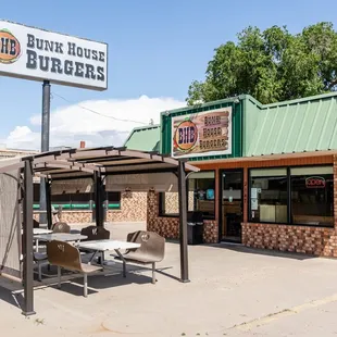 the outside of the restaurant