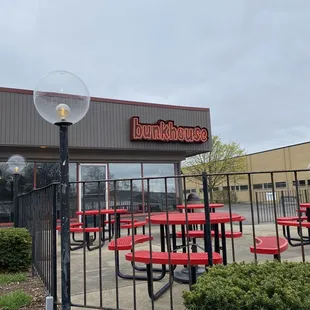 the outside of the restaurant