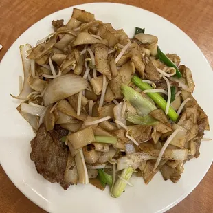 Tossed Fried Flat Rice Noodle with Beef
