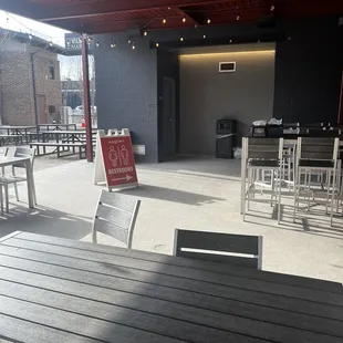 Outside dining. I&apos;m from Michigan so 40 to me isn&apos;t too cold and I enjoyed my meal outside.