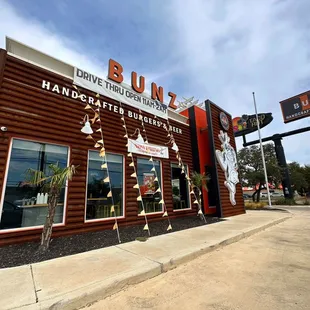 the outside of a restaurant on a sunny day