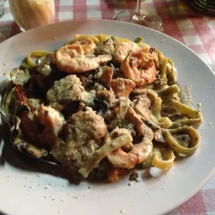 Scampi, mushroom and scallop linguini