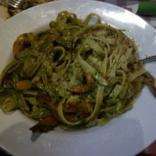 Al Cappe Santie E Gamberi Pesto (pesto fettuccine with shrimp and scallops... but no scallops because they ran out)