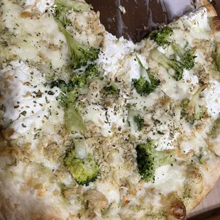 White Pizza (added chicken and broccoli)