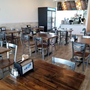 Cozy, clean, and modern dining room.