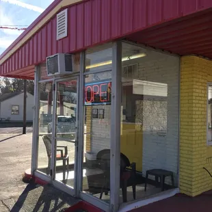 the outside of a restaurant