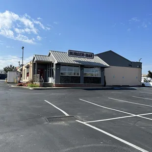 Lunch time, plenty of parking.