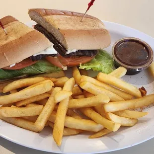 Es mejor menú en esta tienda se llama Steak Sandwich.  Hay que pedir cuando está cocinero César. Mejor Sandwich para mi.