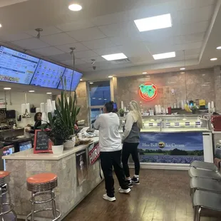 the interior of a fast food restaurant