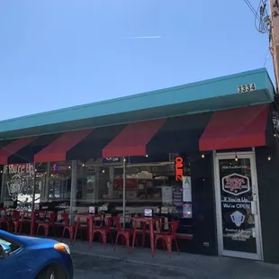 the outside of the restaurant