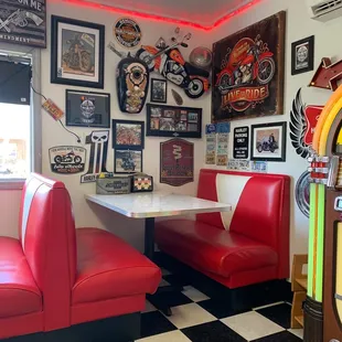 Popular burger place but the parking is a trick at times.