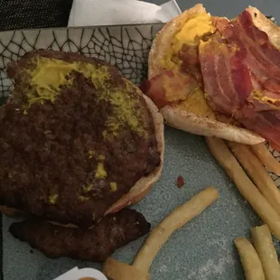 Does this look like a flame broiled burger I could not even eat it I could even see what actually what was included.Don&apos;t even try to post