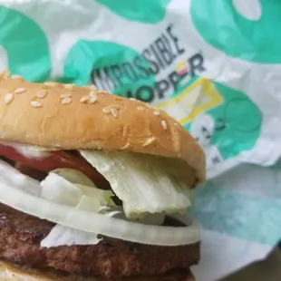 Maybe they put a regular beef patty on this impossible burger because I'm having a really hard time telling the difference here!