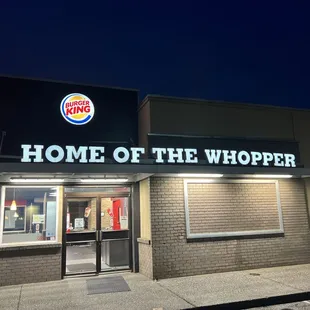 the front of the restaurant at night